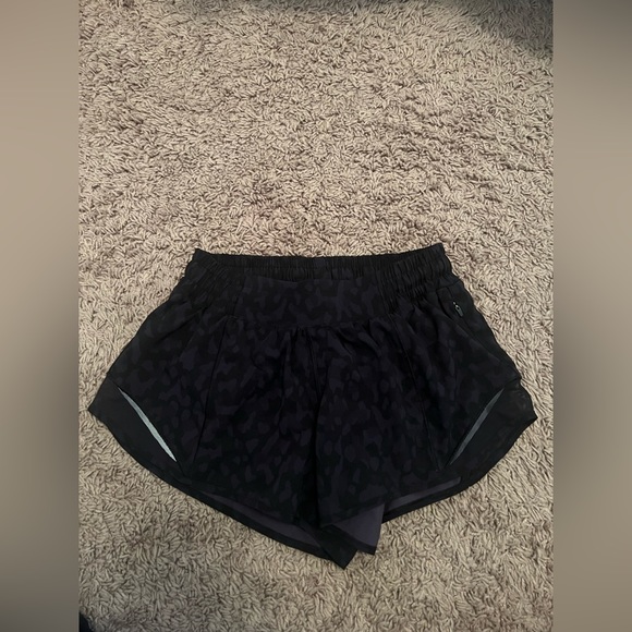 lululemon athletica Pants - LULULEMON Hotty Hot Low-Rise Lined Short 2.5”